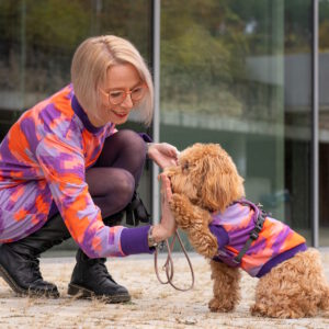 Julia M. Falkenhain - Beratung, Coaching, Zaubertherapie Julia M. Falkenhain und Hund Cosmo freuen sich über den Erfolg bei Beratung und Coaching mit einem High Five.