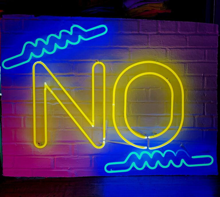 Leuchtschild mit dem Schriftzug ‚No‘ – Symbolbild für Abgrenzung, Selbstfürsorge und gesunde Nein-Sagen-Kompetenz in der persönlichen Entwicklung